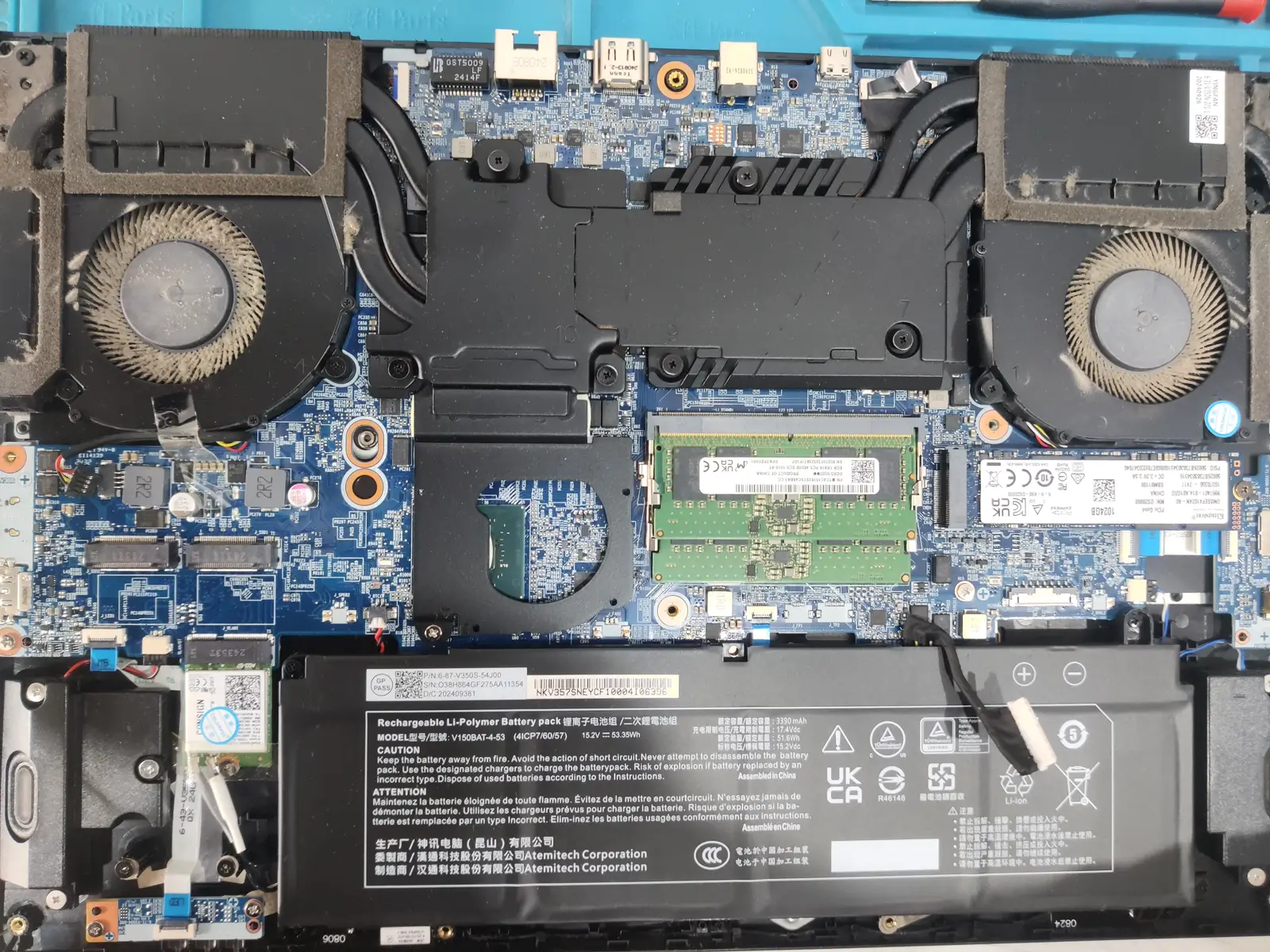 孝感七彩虹游戏笔记本电脑清灰更换导热硅脂全程当面拆机操作