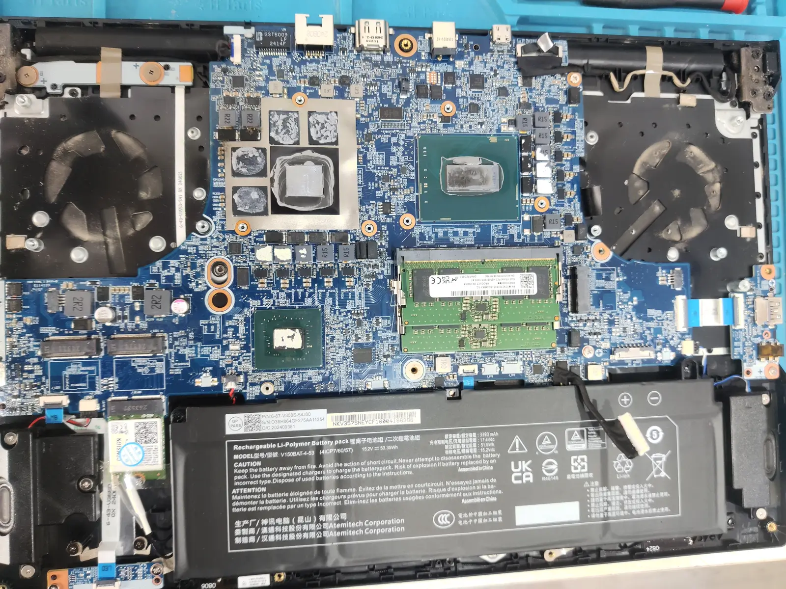 孝感七彩虹游戏笔记本电脑清灰更换导热硅脂全程当面拆机操作