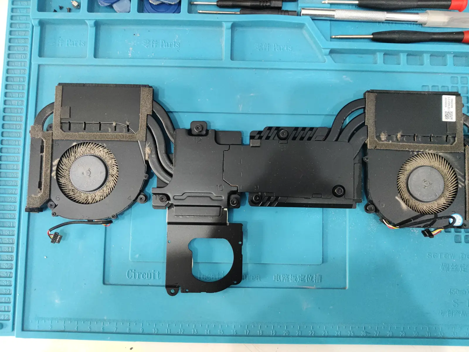 孝感七彩虹游戏笔记本电脑清灰更换导热硅脂全程当面拆机操作