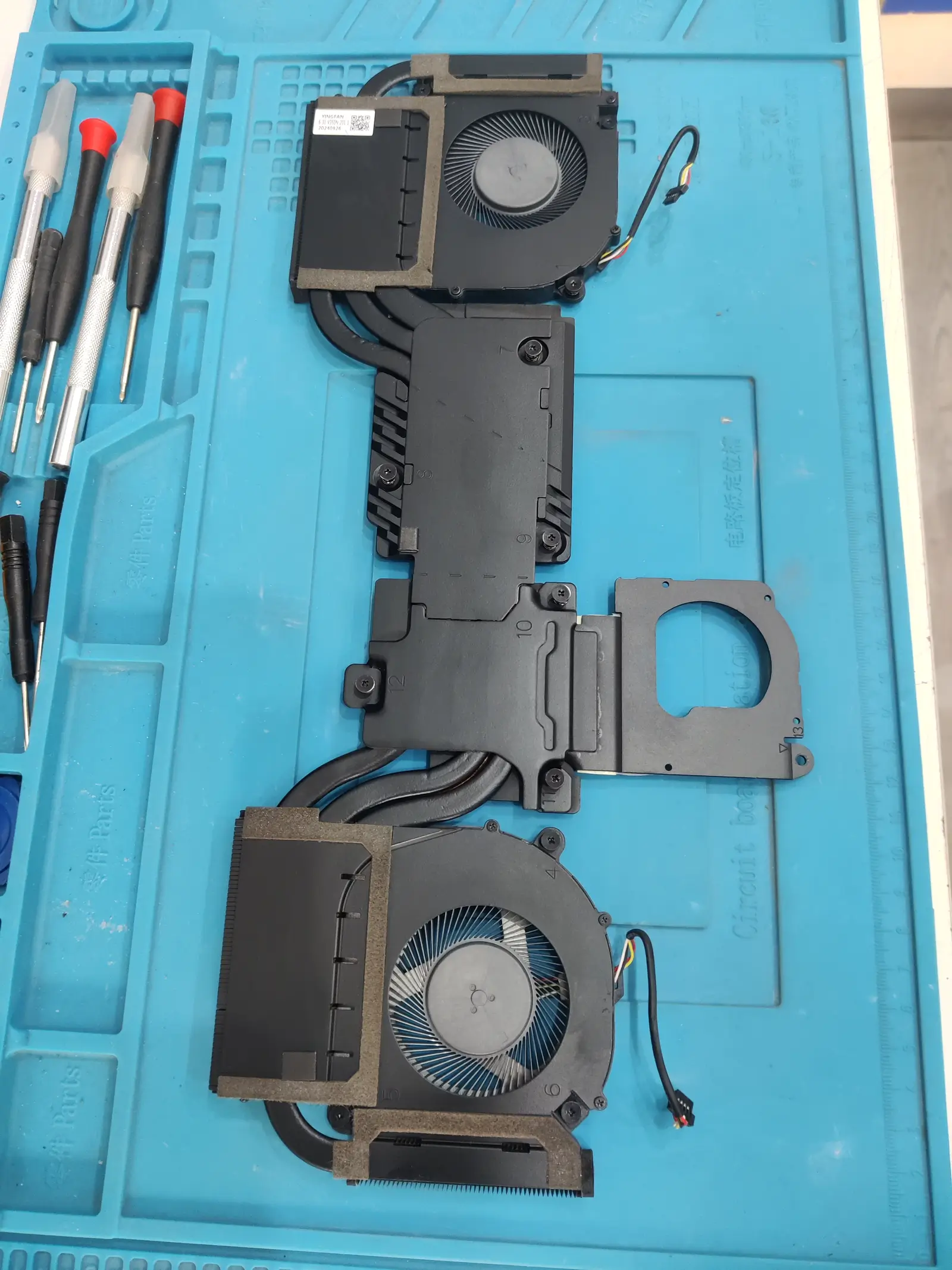 孝感七彩虹游戏笔记本电脑清灰更换导热硅脂全程当面拆机操作