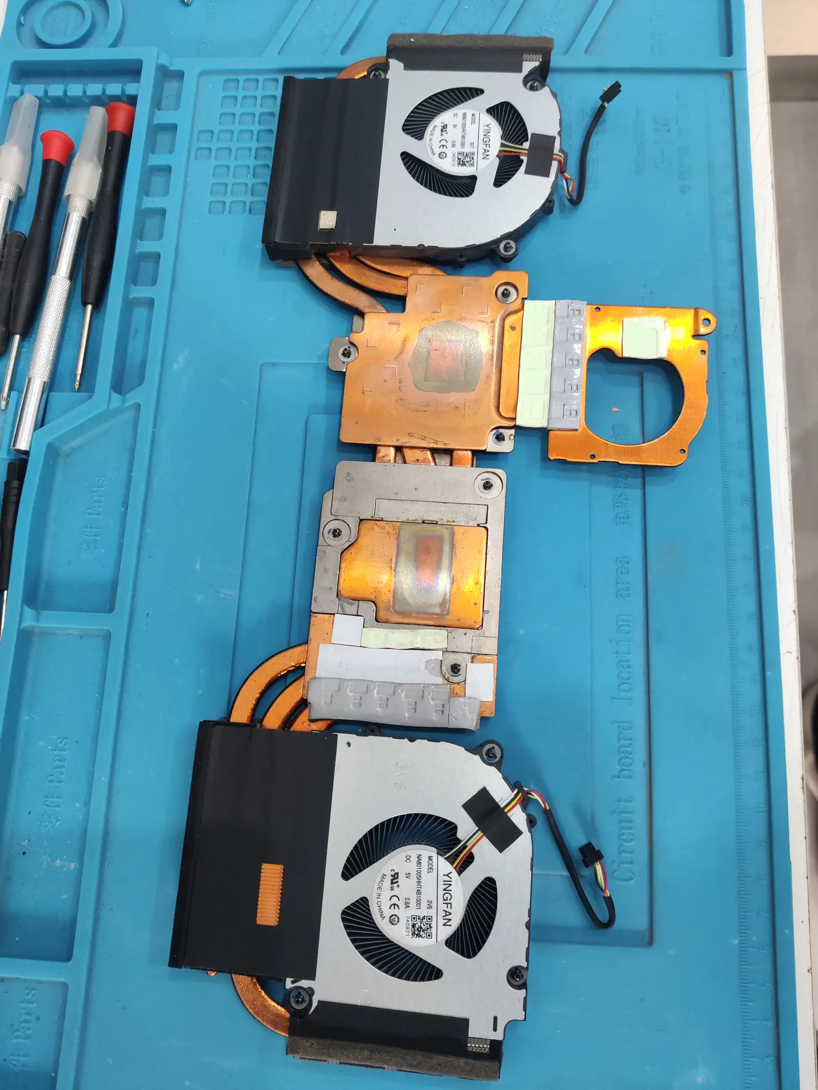 孝感七彩虹游戏笔记本电脑清灰更换导热硅脂全程当面拆机操作