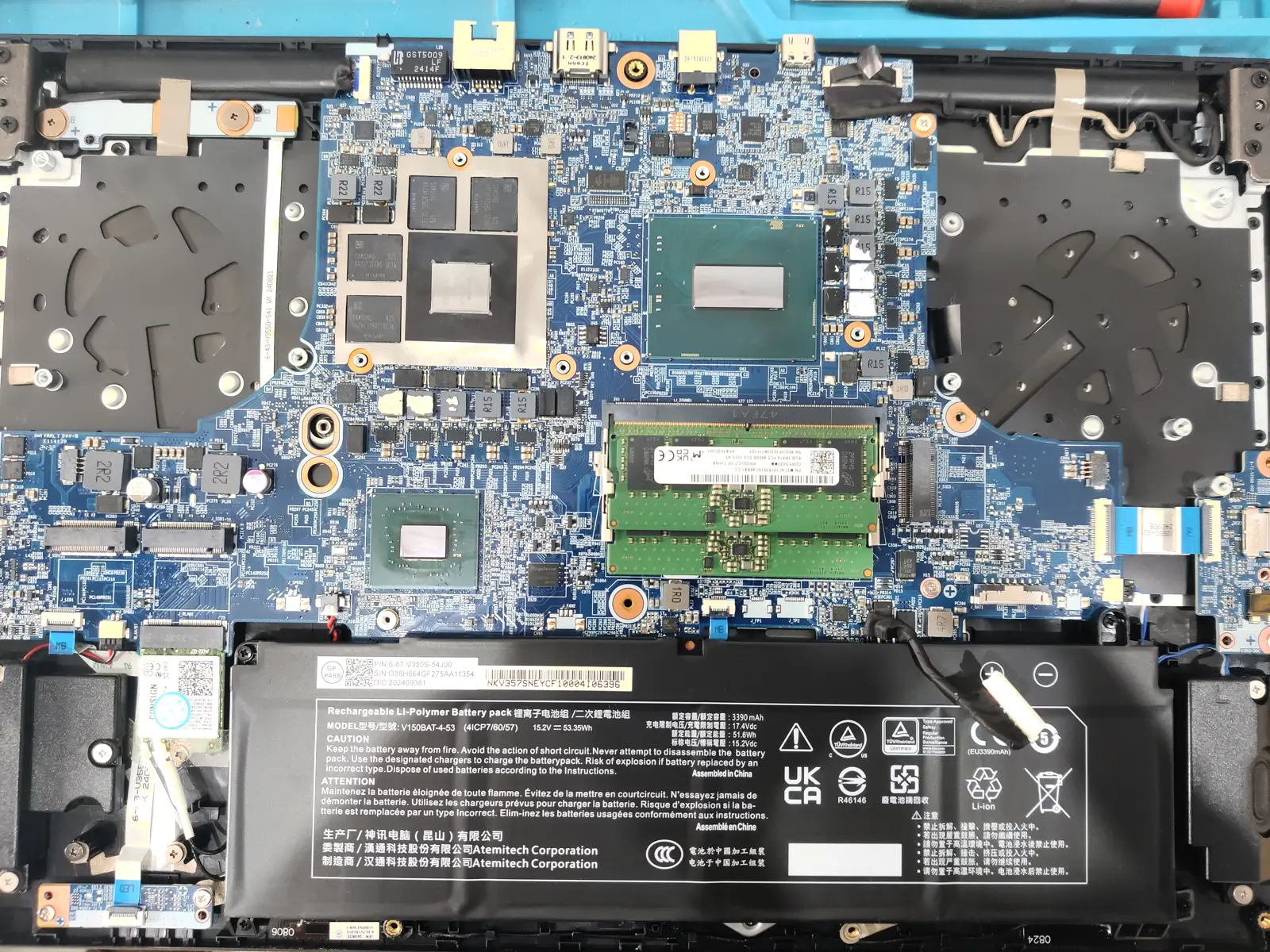 孝感七彩虹游戏笔记本电脑清灰更换导热硅脂全程当面拆机操作