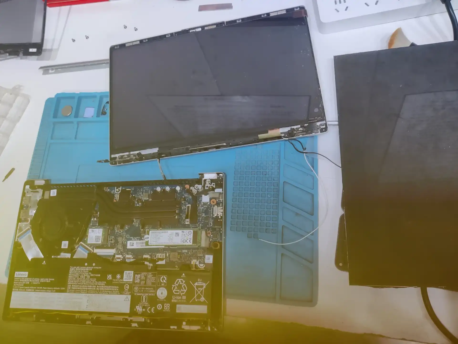 孝感联想小新笔记本电脑更换屏幕：顾客自购屏幕配件由孝感迅维更换