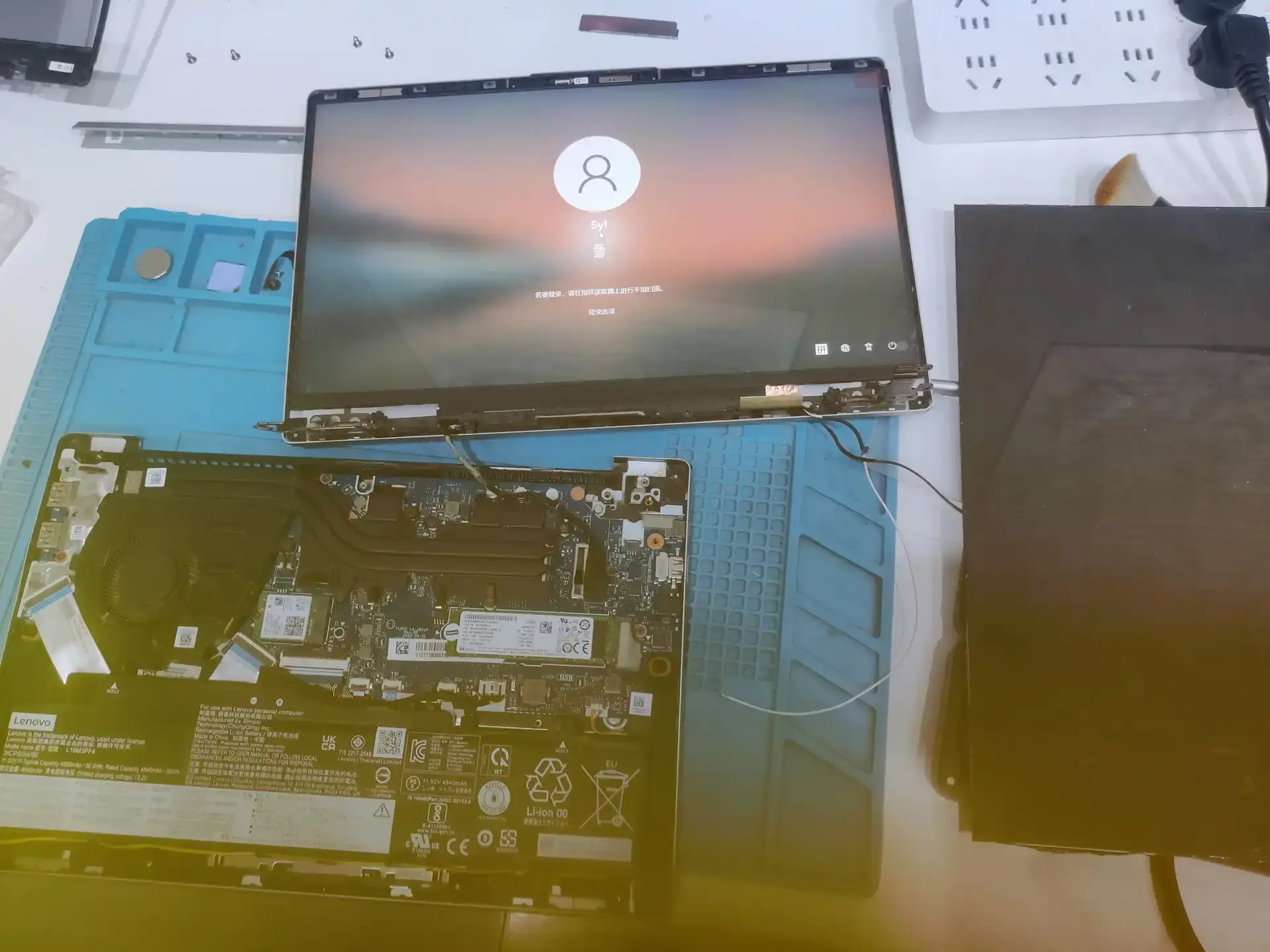 孝感联想小新笔记本电脑更换屏幕：顾客自购屏幕配件由孝感迅维更换