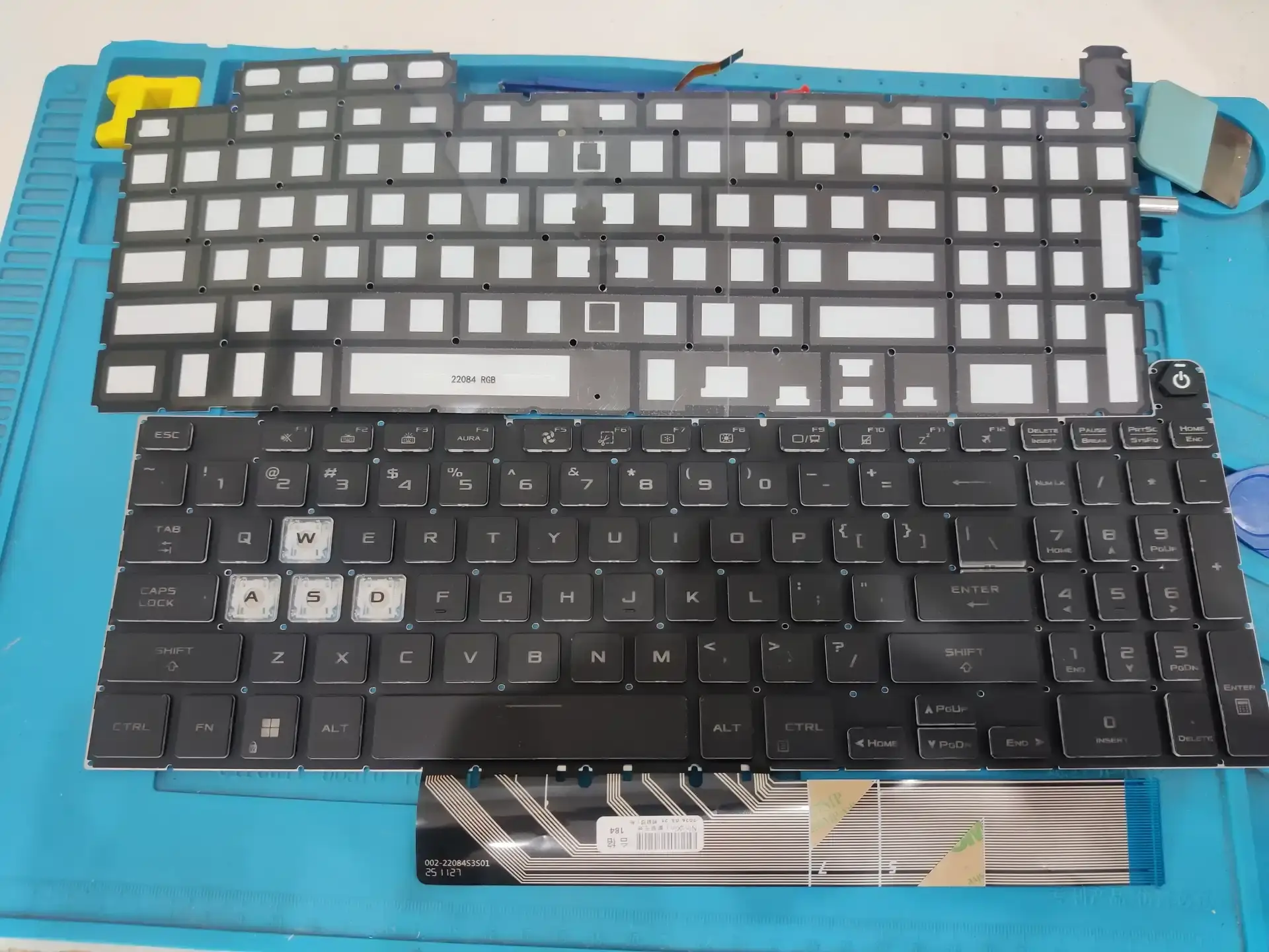 孝感华硕天选游戏笔记本电脑更换键盘：这是顾客自购的键盘