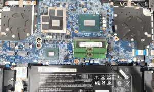 孝感七彩虹游戏笔记本电脑清灰更换导热硅脂全程当面拆机操作